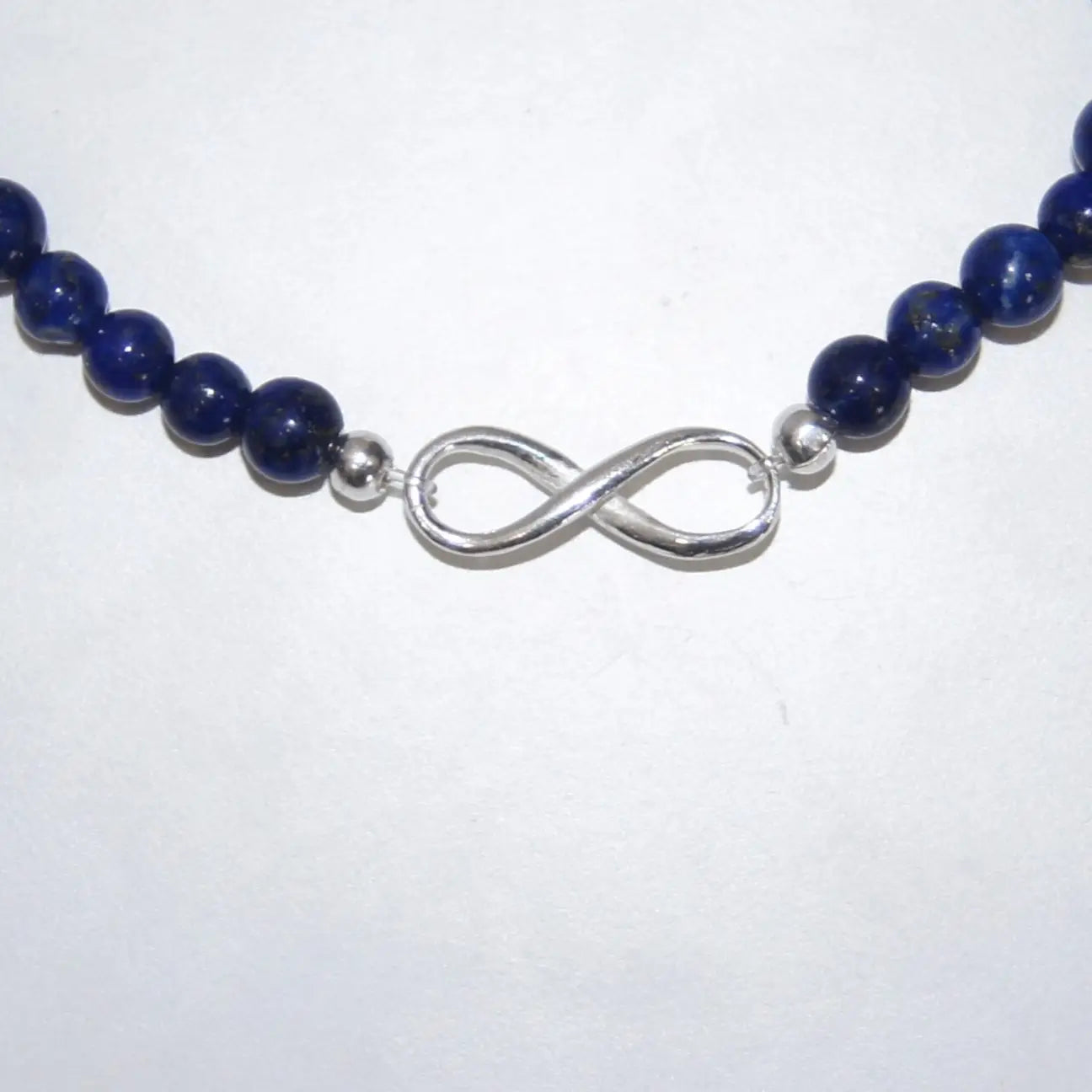 LEÑA Kunsthandwerk Armband aus Lapislazuli-Perlen (4 mm) und Silber (925) Endlosschleife