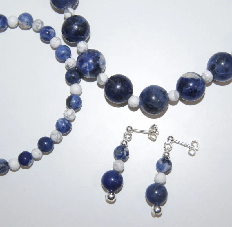 LEÑA Kunsthandwerk Set aus Kette, Armband und Ohrringen mit Sodalith- und Magnesit-Perlen, Silber (925)