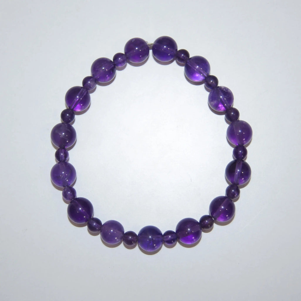 Amethyst-Perlenarmband von LEÑA Kunsthandwerk, 8 mm und 4 mm Perlen, elastischer Faden, Größen 13–20 cm