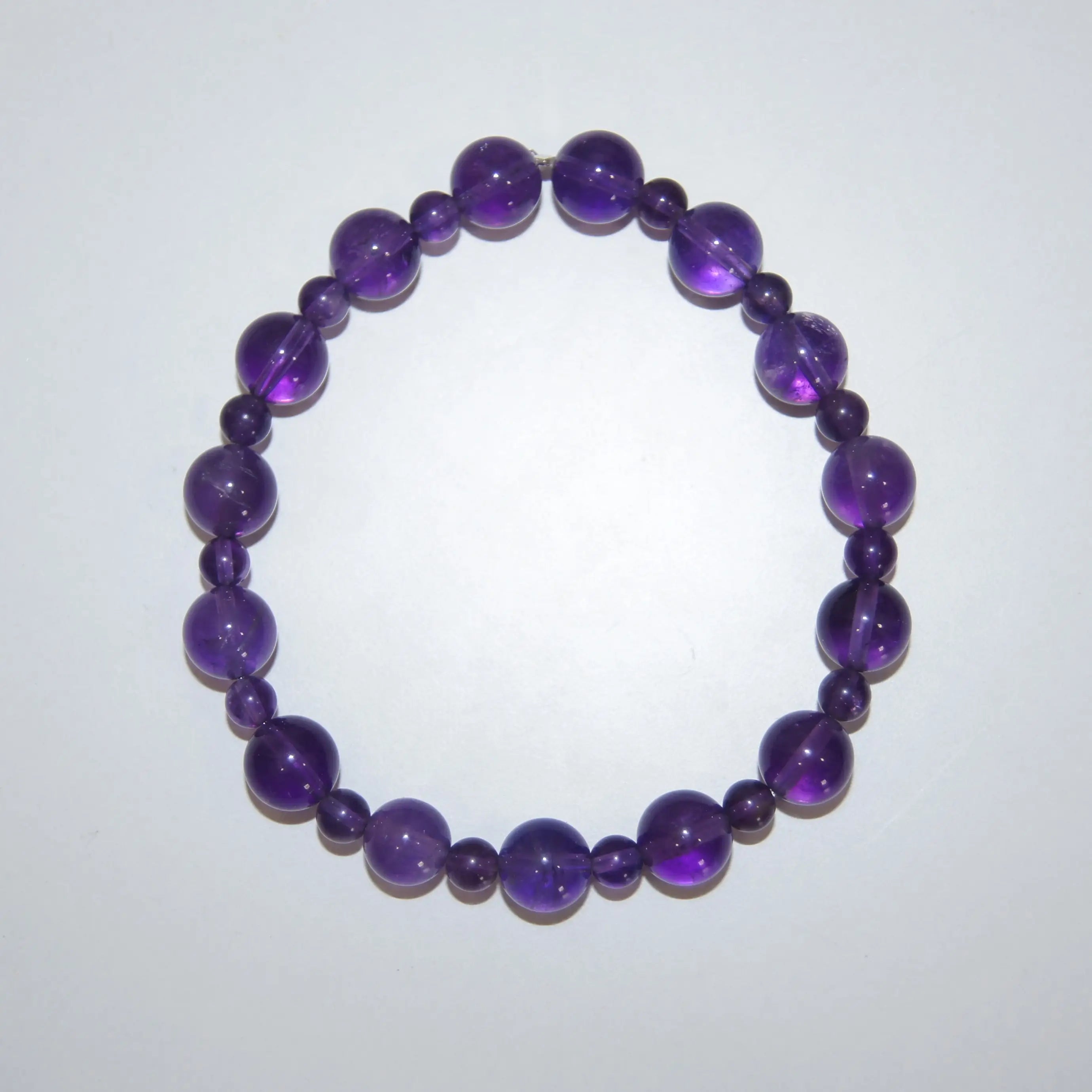 Amethyst-Perlenarmband von LEÑA Kunsthandwerk, 8 mm und 4 mm Perlen, elastischer Faden, Größen 13–20 cm