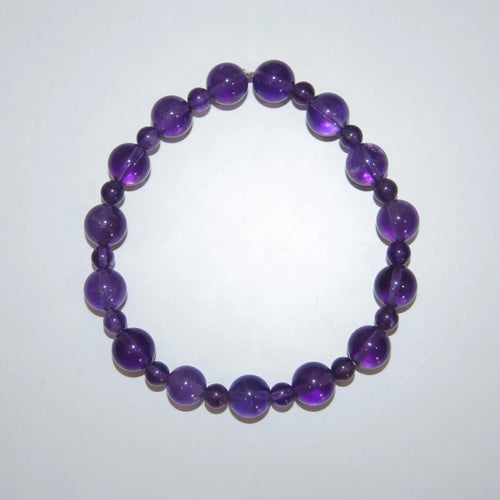 Amethyst-Perlenarmband von LEÑA Kunsthandwerk, 8 mm und 4 mm Perlen, elastischer Faden, Größen 13–20 cm