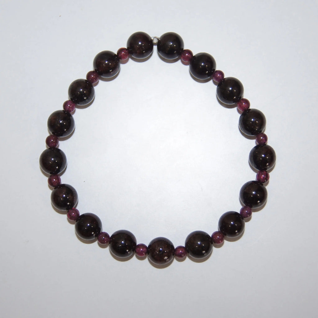 LEÑA Kunsthandwerk Granat-Perlen Armband, 8 mm und 4 mm Perlen, Elastik-Faden, Größen 13–20 cm, Made in Austria