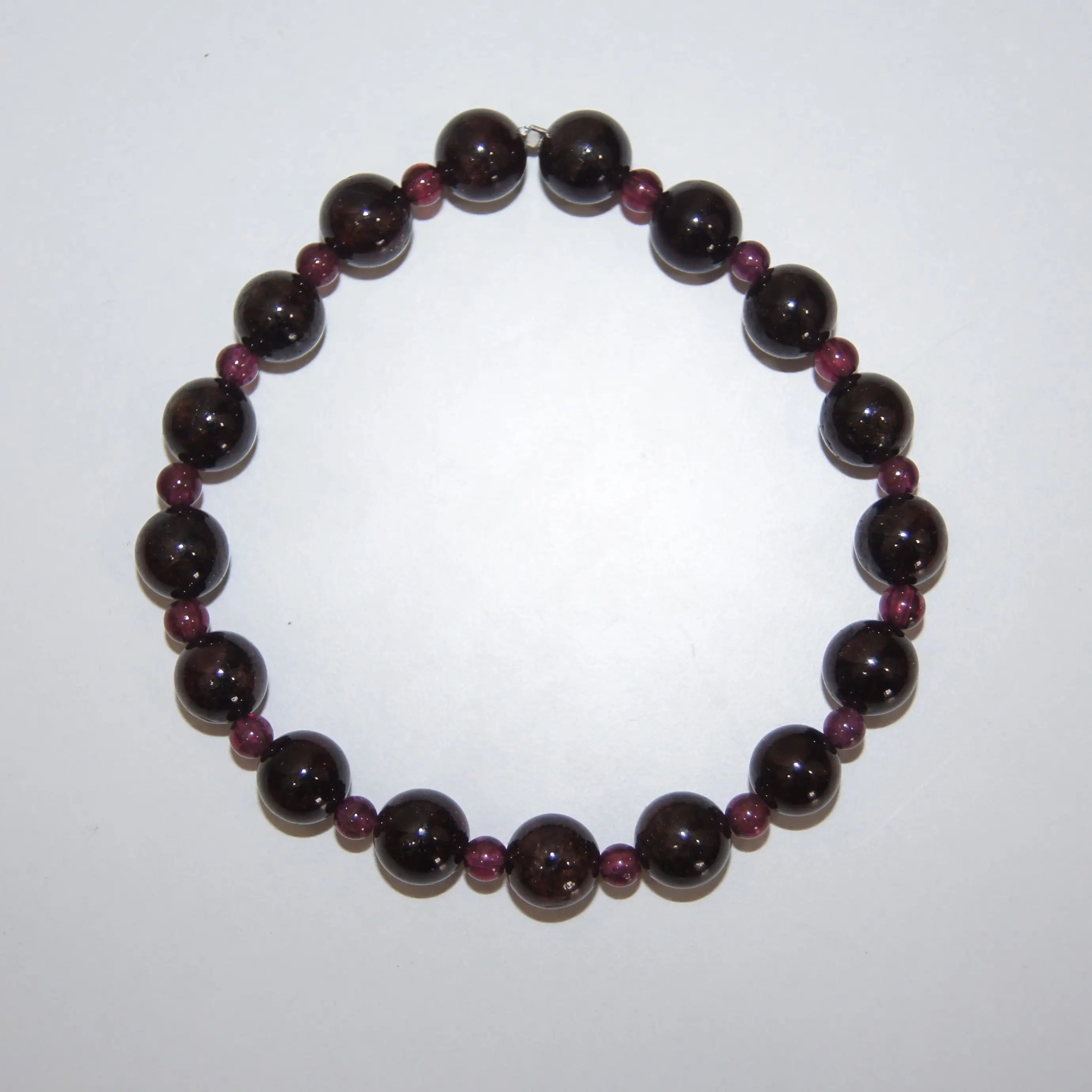 LEÑA Kunsthandwerk Granat-Perlen Armband, 8 mm und 4 mm Perlen, Elastik-Faden, Größen 13–20 cm, Made in Austria