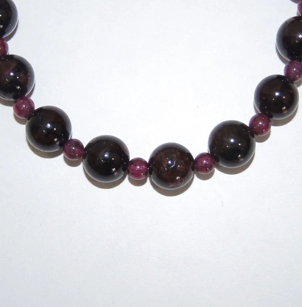 Granat-Perlenarmband von LEÑA Kunsthandwerk, 8 mm und 4 mm Perlen, Made in Austria