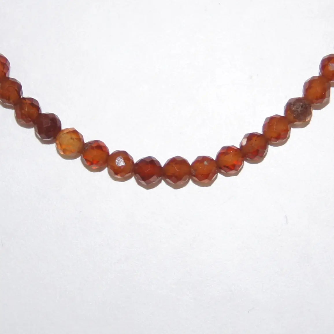 Granat-Perlenarmband von LEÑA Kunsthandwerk, 4 mm Perlen, elastischer Faden, Größen 13–20 cm, aus Österreich