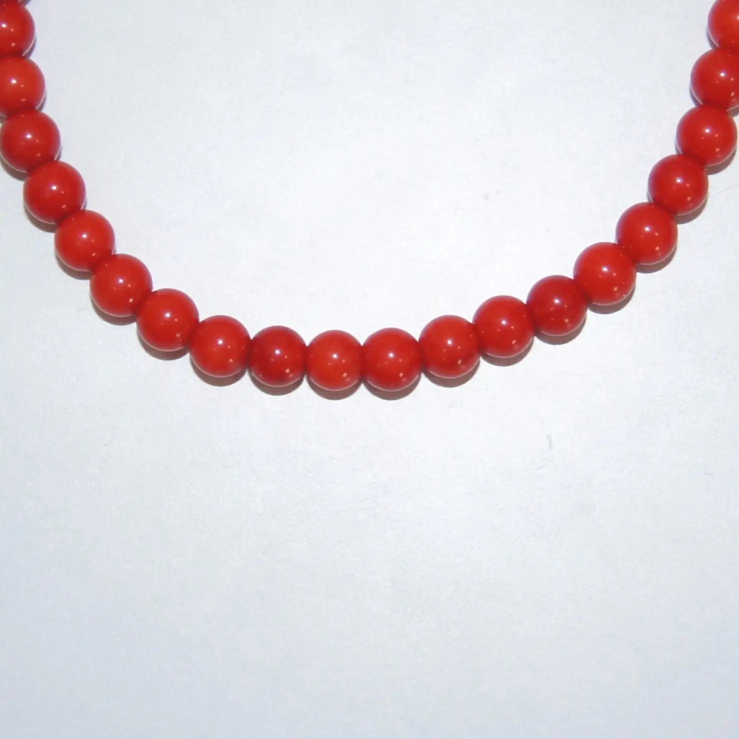 LEÑA Kunsthandwerk Koralle-Perlen Armband, 4 mm, Elastik-Faden, Größen 13–20 cm, Made in Austria