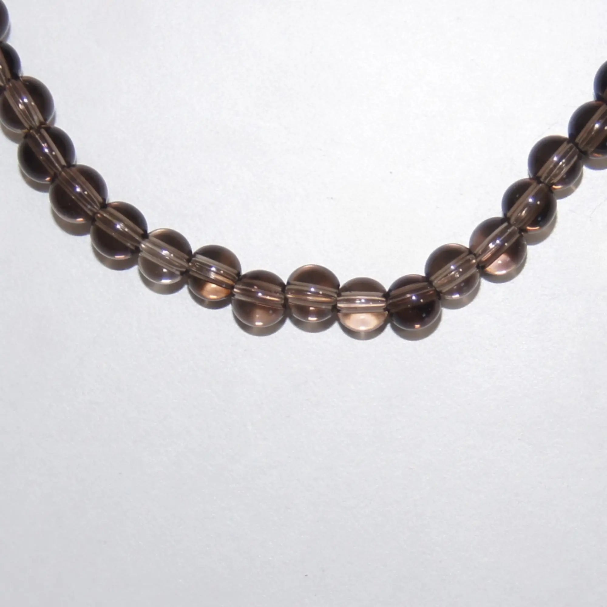 Rauchquarz-Perlenarmband von LEÑA Kunsthandwerk, 4 mm Perlen auf Elastikfaden, 13–20 cm, aus Österreich