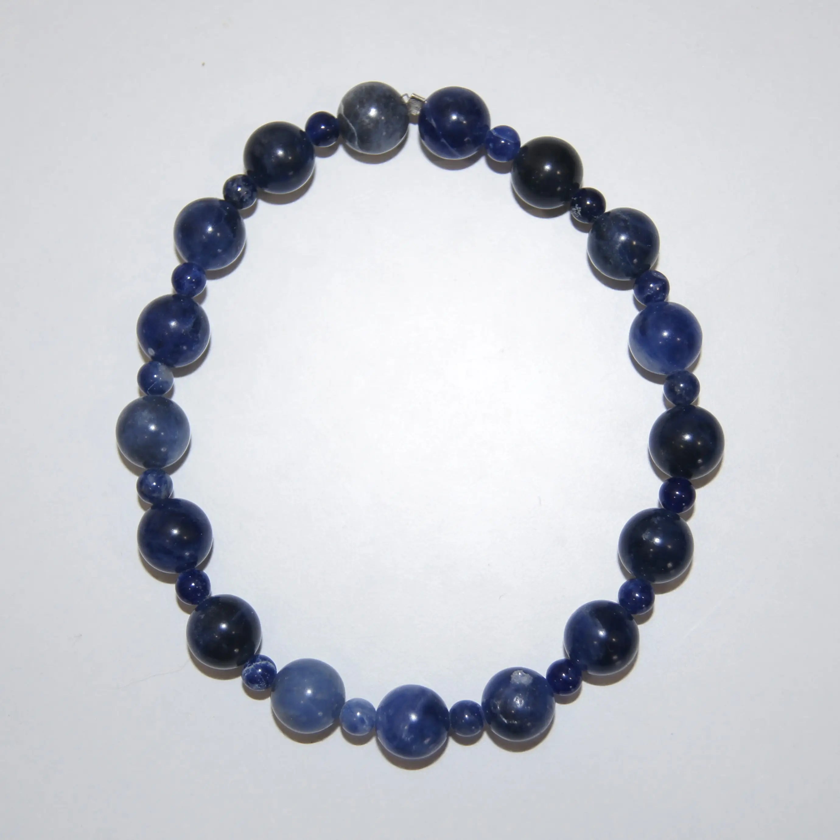 LEÑA Kunsthandwerk Sodalith-Perlenarmband, 8 mm & 4 mm Perlen, Elastik-Faden, 13–20 cm, Made in Austria