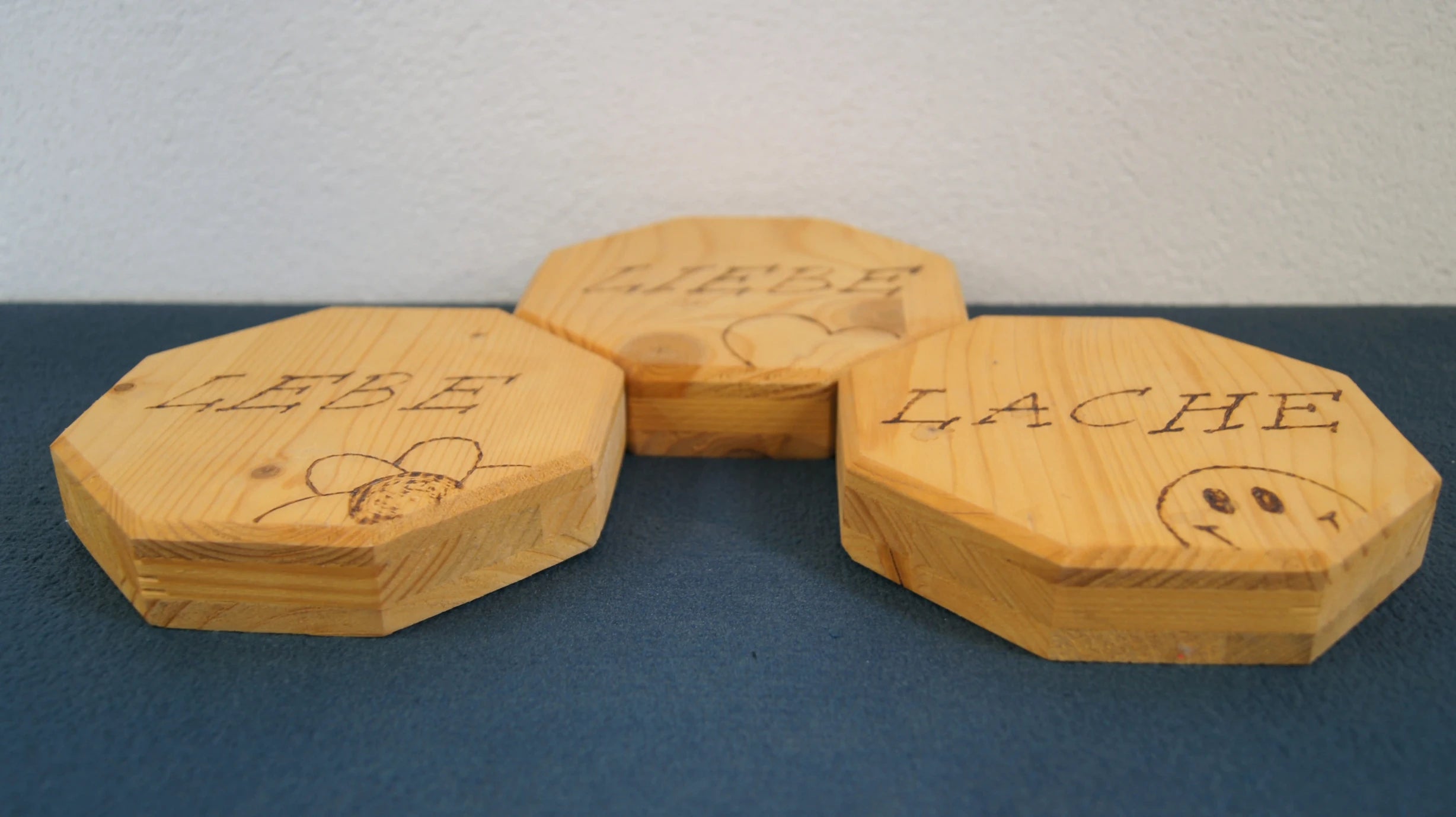 Drei Holzschilder von LEÑA Kunsthandwerk mit Brandmalerei: Lebe, Liebe, Lache