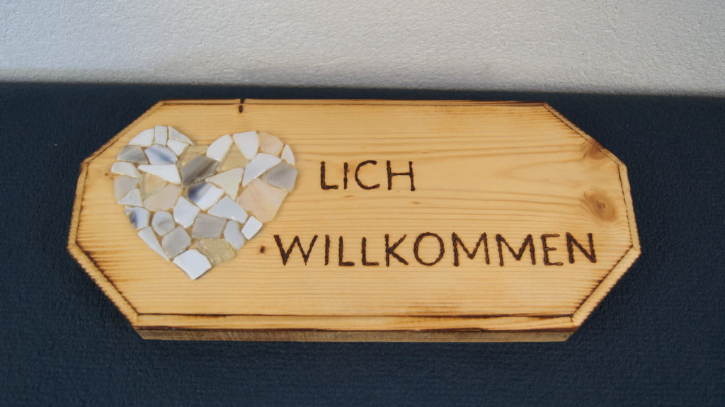Holzschild von LEÑA Kunsthandwerk mit Brandmalerei Willkommen und Bruchmosaikherz, Made in Austria