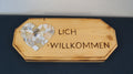 Holzschild von LEÑA Kunsthandwerk mit Brandmalerei Willkommen und Bruchmosaikherz, Made in Austria