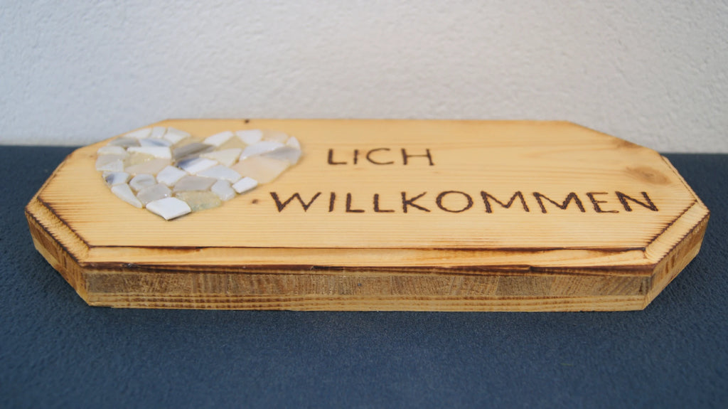 Holzschild von LEÑA Kunsthandwerk mit Brandmalerei Willkommen und Bruchmosaik Herz Made in Austria