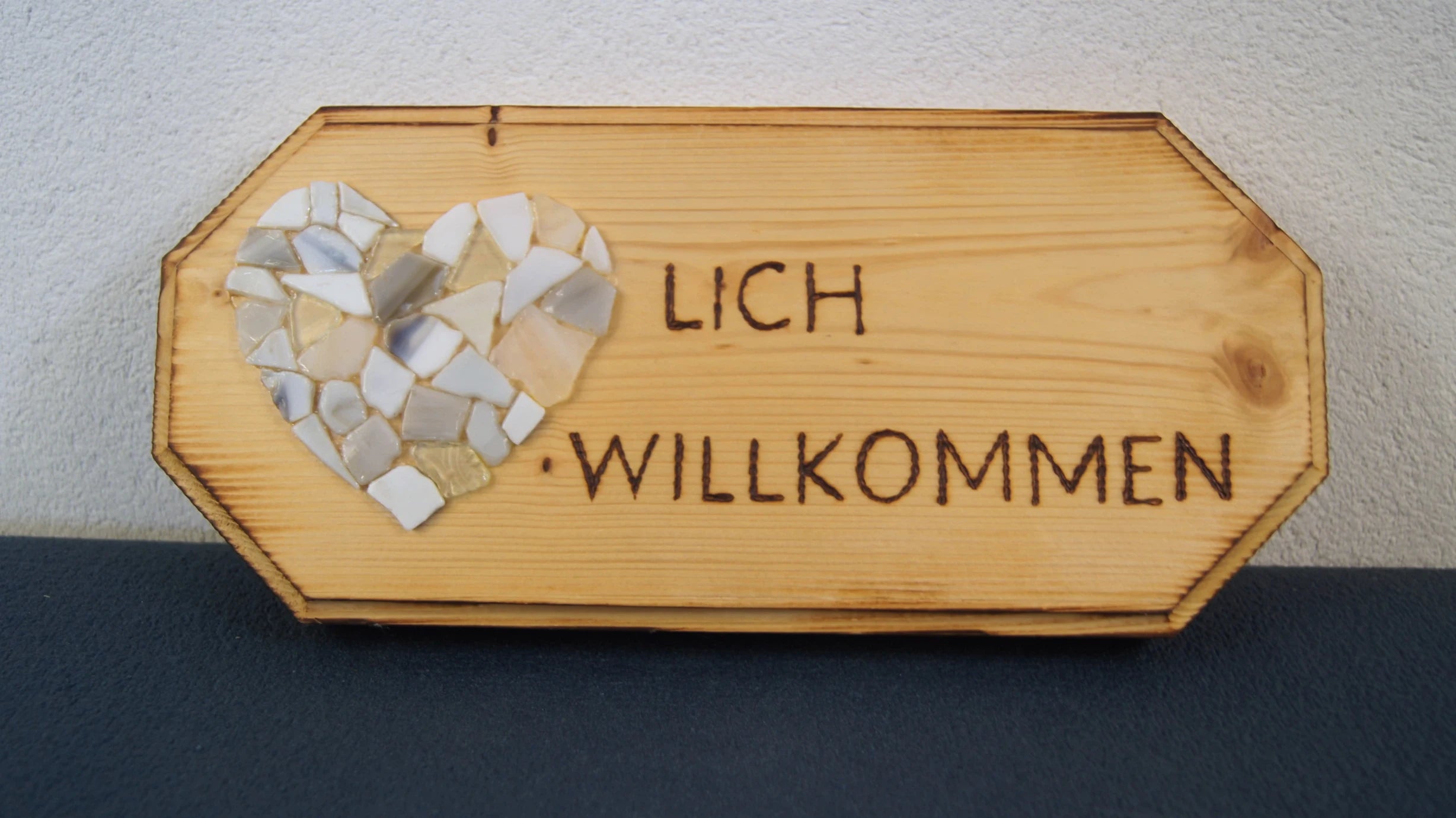 Holzschild von LEÑA Kunsthandwerk mit Brandmalerei und Bruchmosaik-Herz, Made in Austria