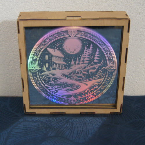 LEÑA Kunsthandwerk verspiegelte Motivbox mit LED-Beleuchtung, Winterlandschaft mit Haus und Rentieren