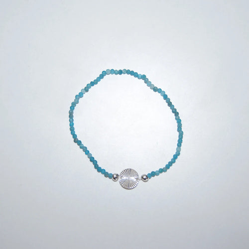 LEÑA Kunsthandwerk Apatit-Perlenarmband mit Silber (925) Strahlen-Charm, 13–20 cm, Made in Austria