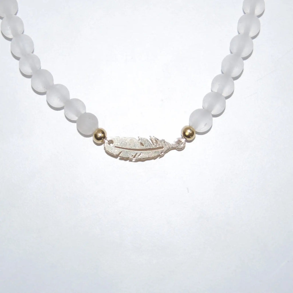 Bergkristall-Perlenarmband von LEÑA Kunsthandwerk mit vergoldetem Silber Feder-Charm, 13–20 cm