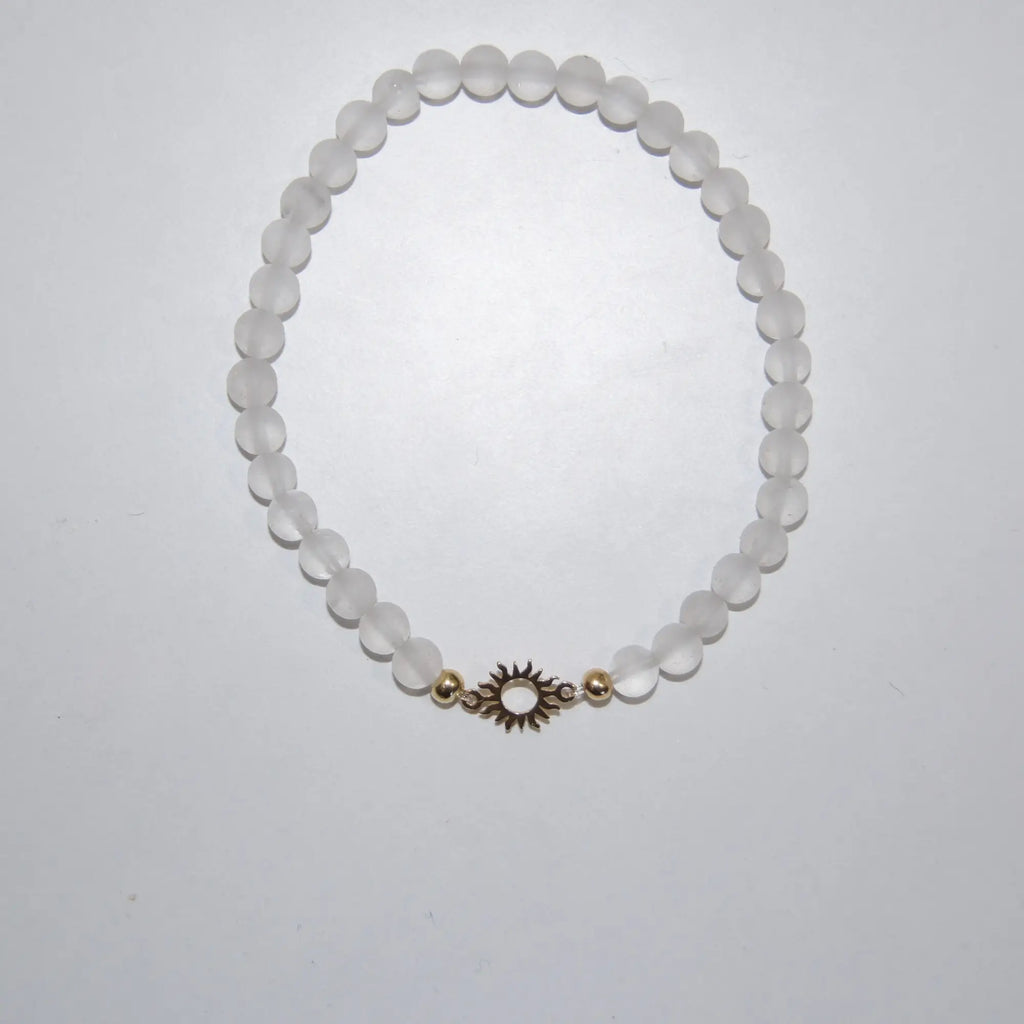 Bergkristall-Perlenarmband von LEÑA Kunsthandwerk mit vergoldetem Silber Sonnen-Charm, Made in Austria