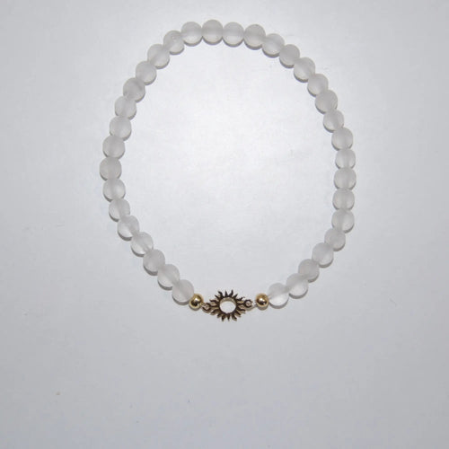 Bergkristall-Perlenarmband von LEÑA Kunsthandwerk mit vergoldetem Silber Sonnen-Charm, Made in Austria
