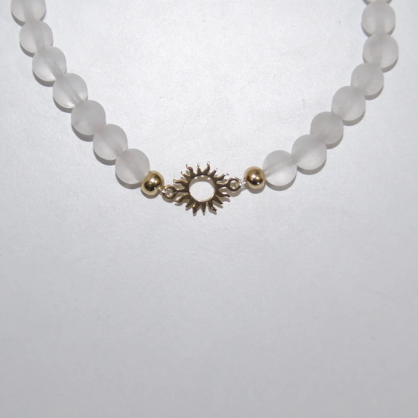 Armband von LEÑA Kunsthandwerk mit Bergkristall-Perlen und vergoldetem Sonnen-Charm aus 925er Silber
