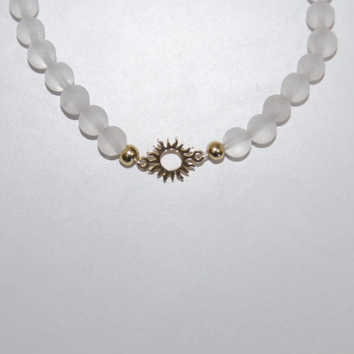 Armband von LEÑA Kunsthandwerk mit Bergkristall-Perlen und vergoldetem Sonnen-Charm aus 925er Silber