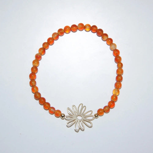 LEÑA Kunsthandwerk Carneol-Perlenarmband mit vergoldetem Silber Blumen-Charm, 13–20 cm, Made in Austria