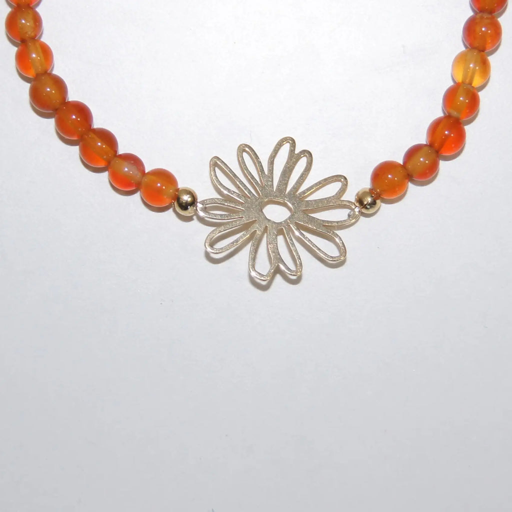 Carneol-Perlenarmband mit vergoldetem Silber Blumen-Charm von LEÑA Kunsthandwerk, Made in Austria