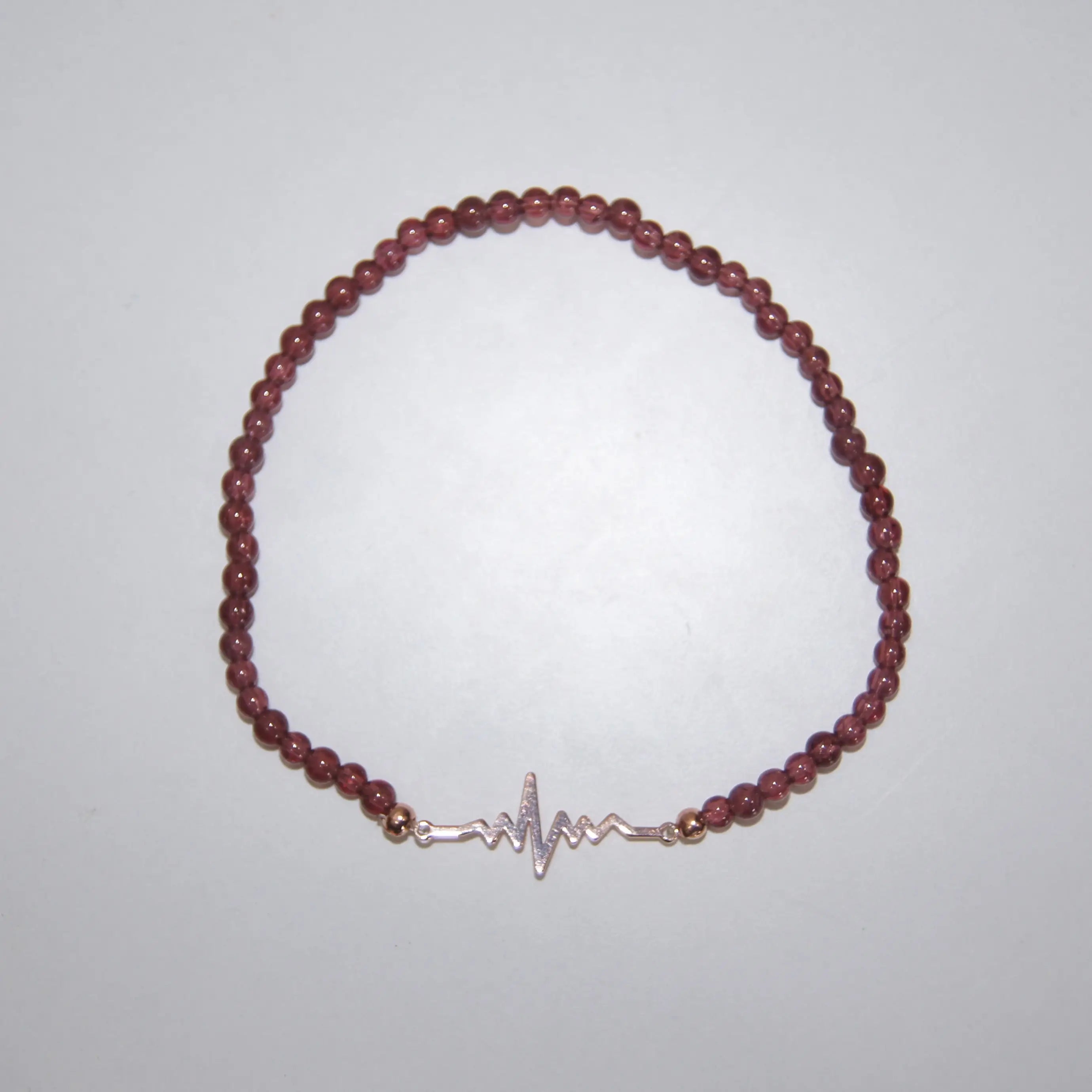 Armband von LEÑA Kunsthandwerk mit Carneol-Perlen und rose vergoldetem Herzschlag-Charm aus Silber