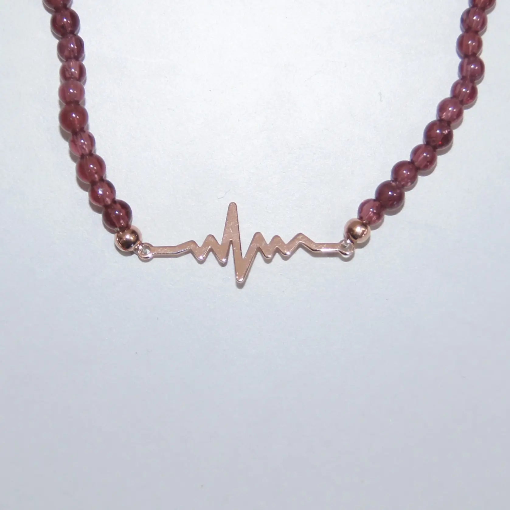 LEÑA Kunsthandwerk Armband mit 4 mm Carneol-Perlen und rose vergoldetem Silber Herzschlag-Charm, Made in Austria
