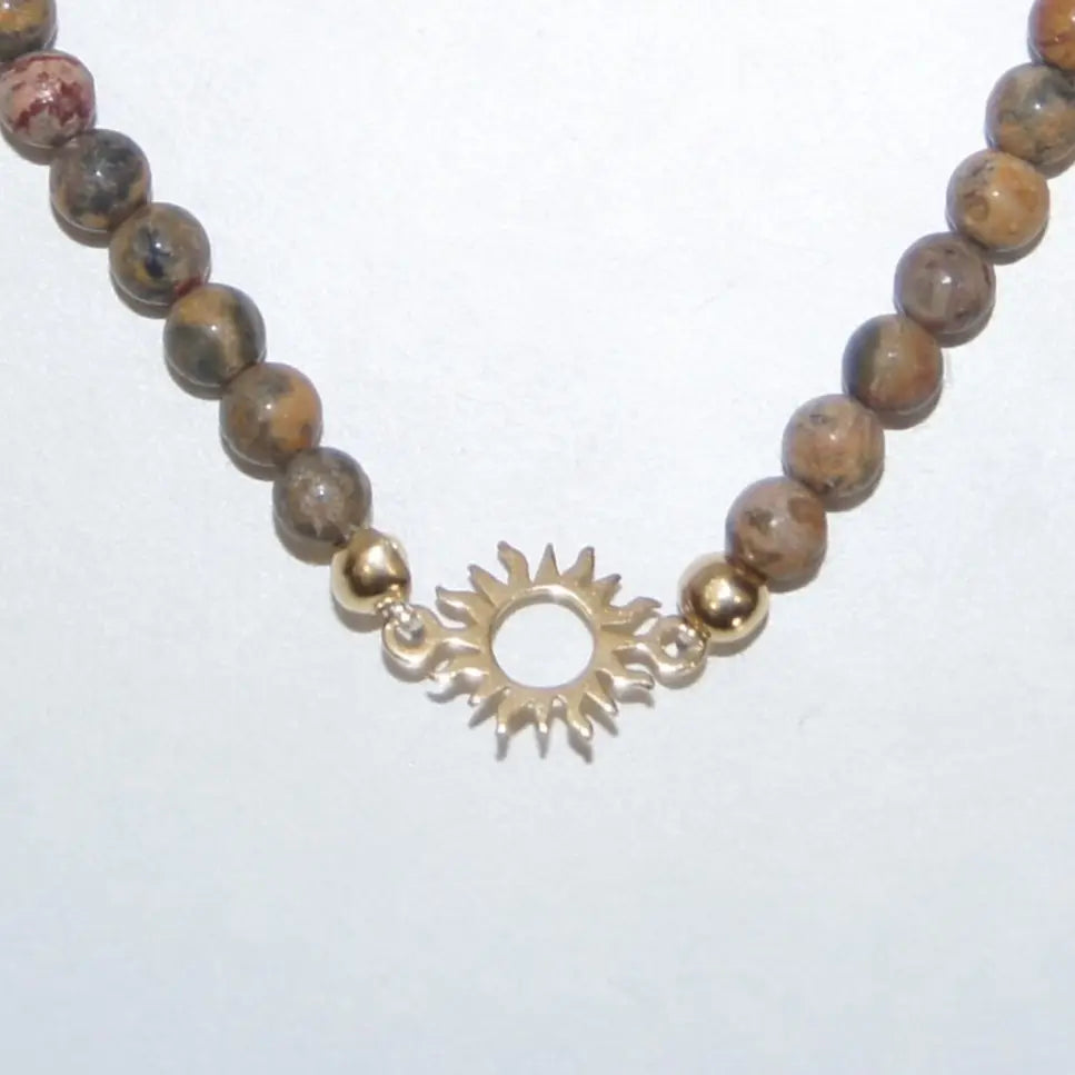 LEÑA Kunsthandwerk Jaspis-Perlenarmband mit vergoldetem Silber Sonnen-Charm, Made in Austria