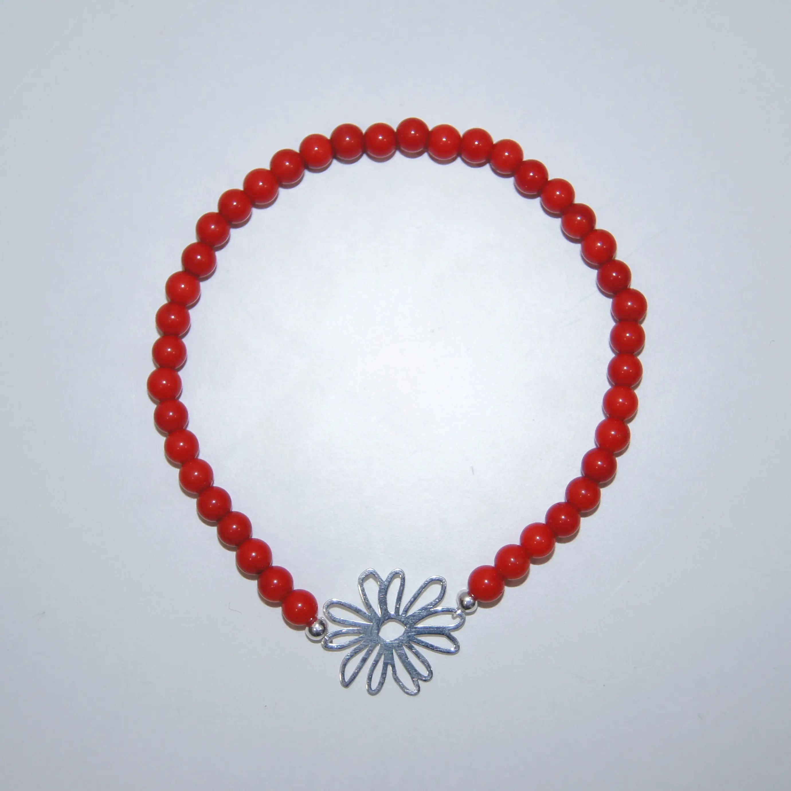 LEÑA Kunsthandwerk Koralle-Perlen Armband mit Silber (925) Blumen-Charm, Größen 13–20 cm, Made in Austria