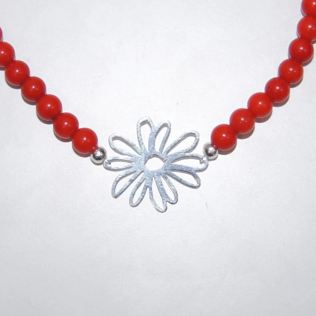 LEÑA Kunsthandwerk Koralle-Perlen Armband mit Silber (925) Blumen-Charm, 13–20 cm, Made in Austria