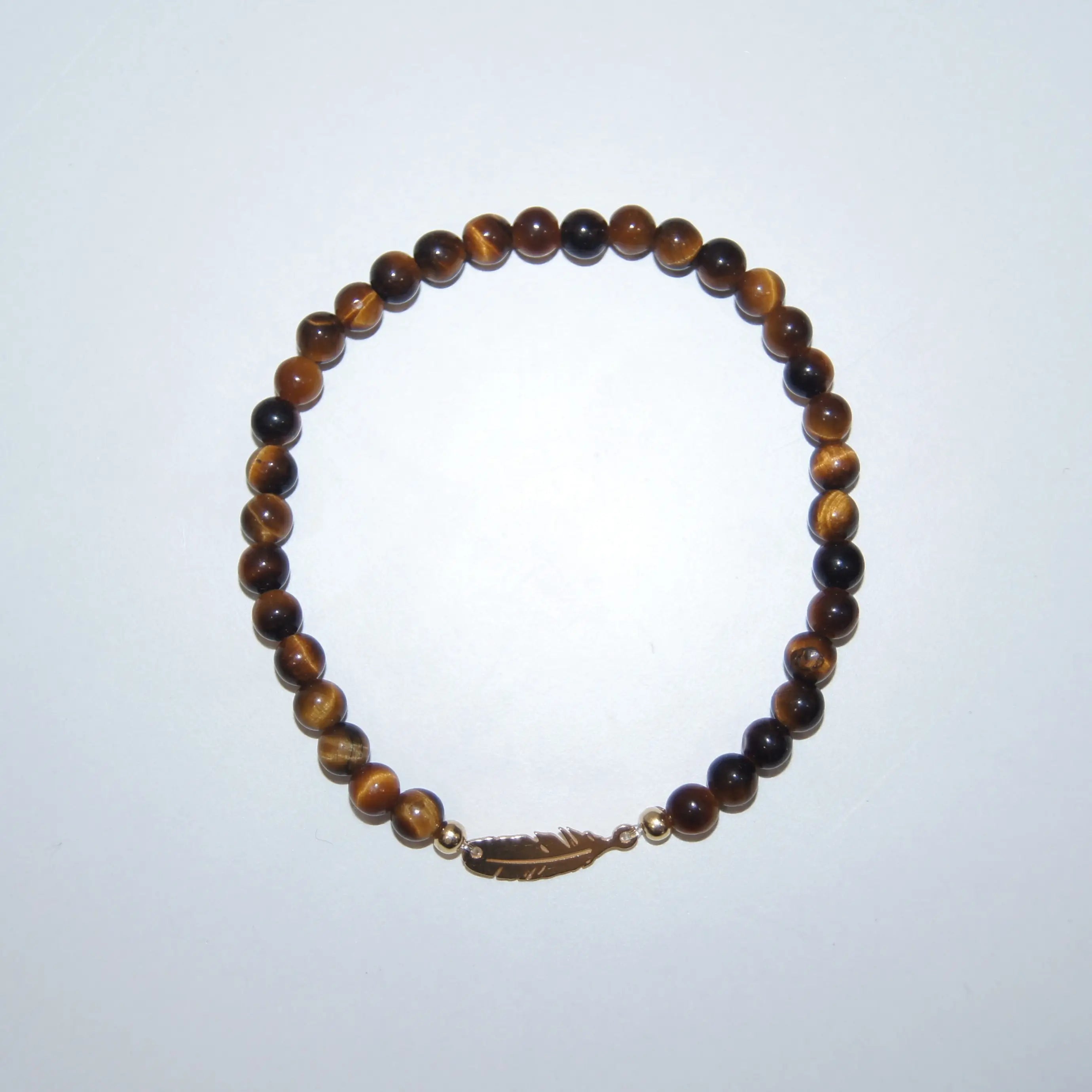 Armband aus Tigerauge-Perlen (4 mm) mit vergoldetem Silber (925) Feder-Charm von LEÑA Kunsthandwerk