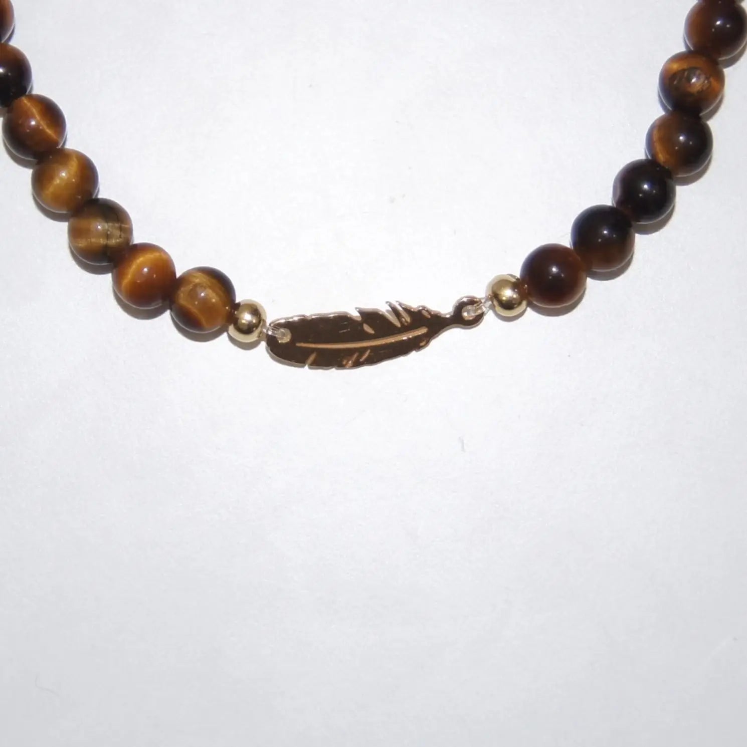 Tigerauge-Perlenarmband von LEÑA Kunsthandwerk mit vergoldetem Silber Feder-Charm, 13–20 cm