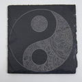 Schiefer Untersetzer von LEÑA Kunsthandwerk mit eingraviertem Yin-Yang-Motiv, Made in Austria