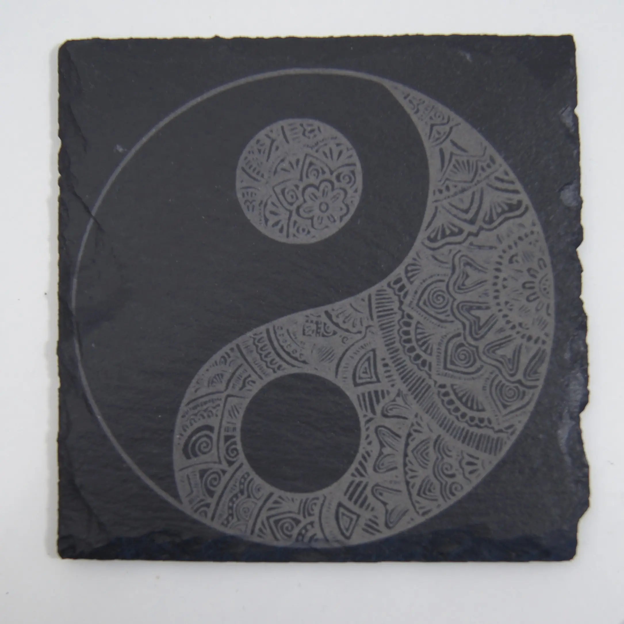 Schiefer Untersetzer von LEÑA Kunsthandwerk mit eingraviertem Yin-Yang-Motiv, Made in Austria