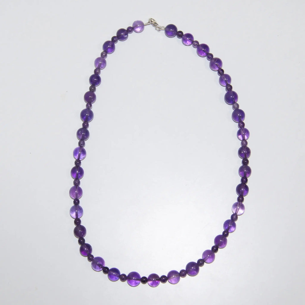 Amethyst-Perlenkette von LEÑA Kunsthandwerk mit 8 mm und 4 mm Perlen und 925er Silberverschluss, Made in Austria