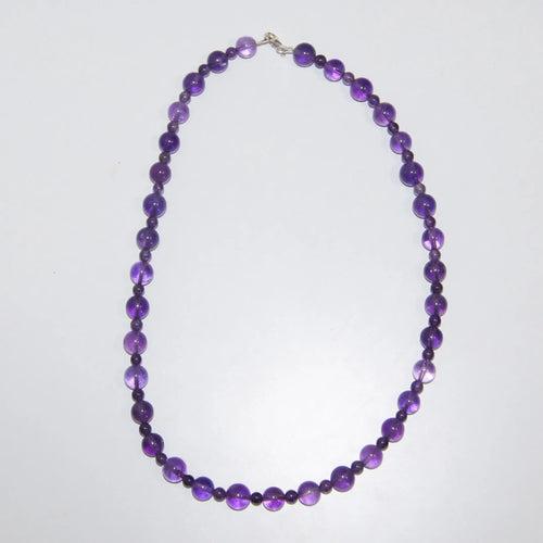 Amethyst-Perlenkette von LEÑA Kunsthandwerk mit 8 mm und 4 mm Perlen und 925er Silberverschluss, Made in Austria