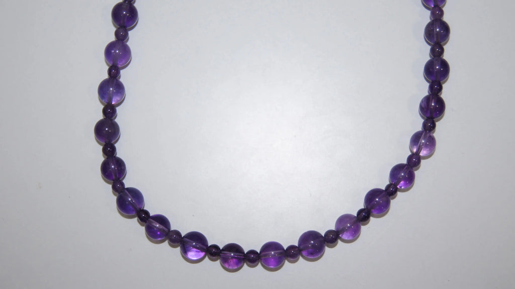 Amethyst-Perlenkette von LEÑA Kunsthandwerk, 8 mm und 4 mm Perlen, mit Silber (925) Verschluss, aus Österreich