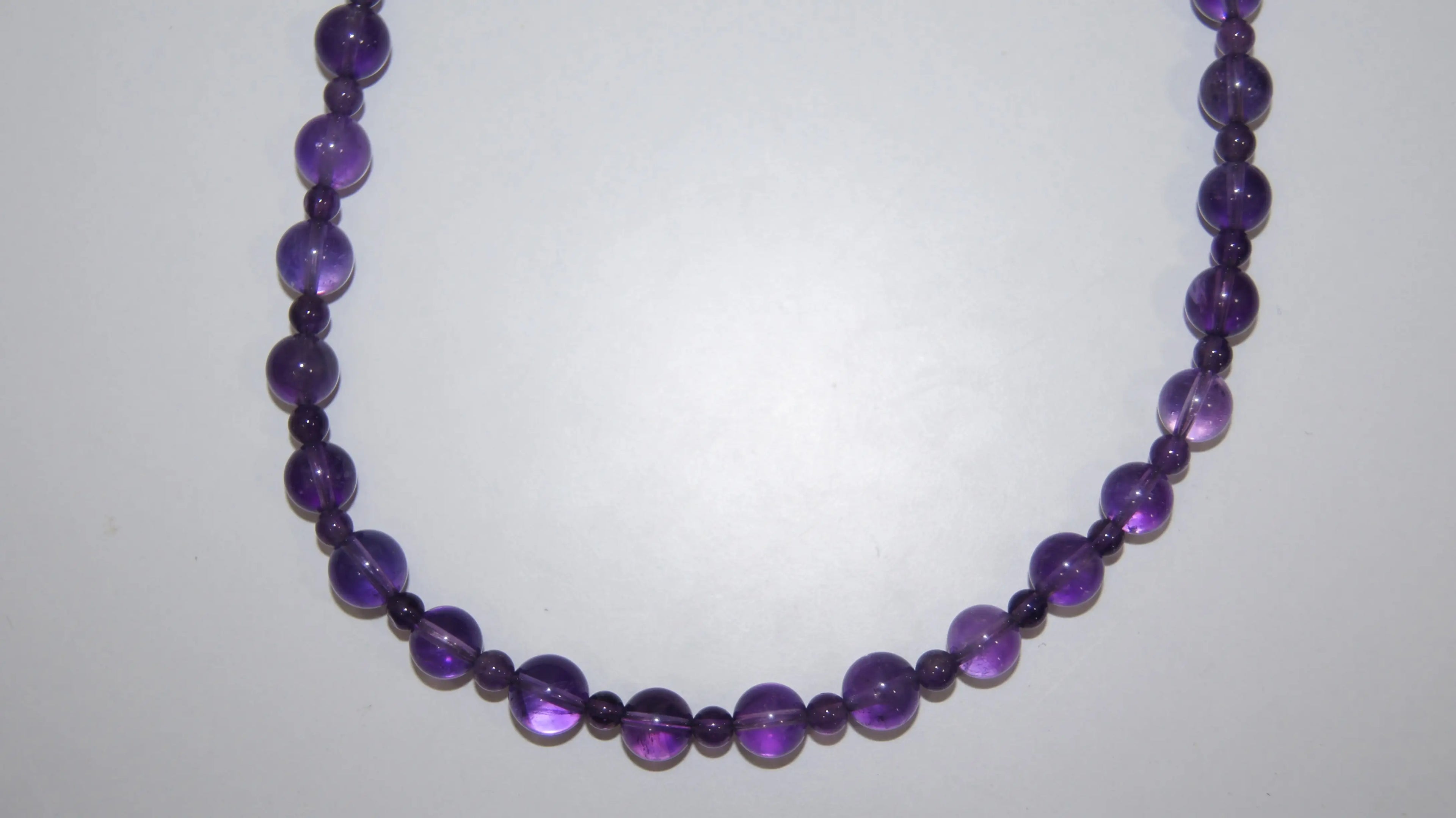 Amethyst-Perlenkette von LEÑA Kunsthandwerk, 8 mm und 4 mm Perlen, mit Silber (925) Verschluss, aus Österreich