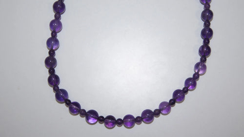 Amethyst-Perlenkette von LEÑA Kunsthandwerk, 8 mm und 4 mm Perlen, mit Silber (925) Verschluss, aus Österreich