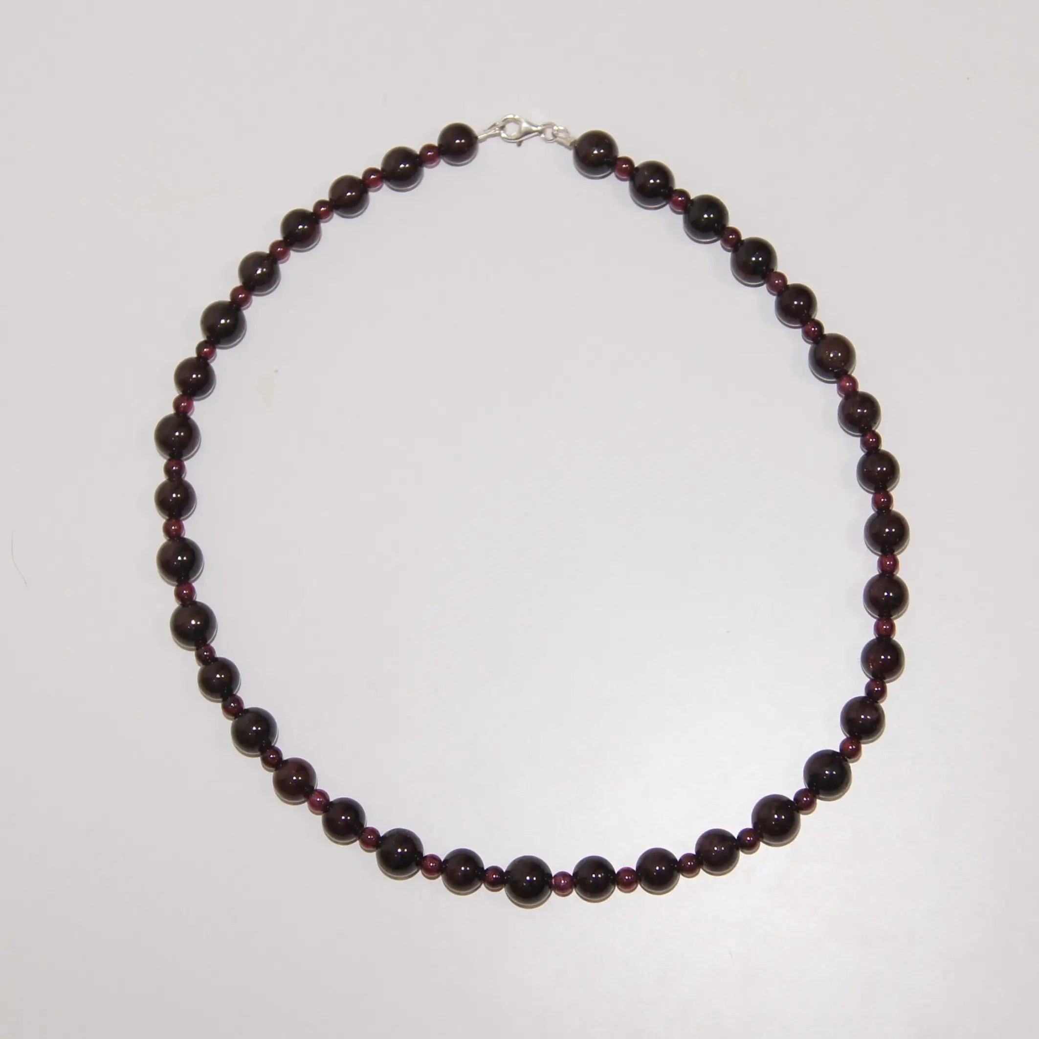 LEÑA Kunsthandwerk Granat-Halskette mit 8mm und 4mm Perlen, Schmuckdraht und 925 Silberverschluss, Made in Austria