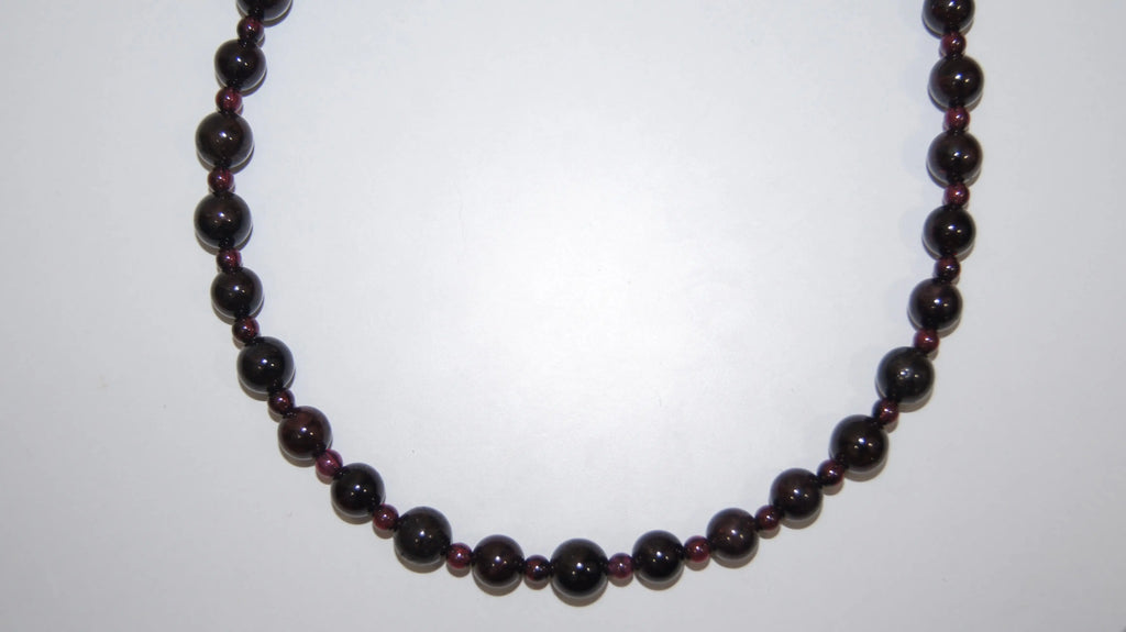 LEÑA Kunsthandwerk Granat-Perlenkette mit 8 mm und 4 mm Perlen, Schmuckdraht und 925er Silberverschluss, Made in Austria