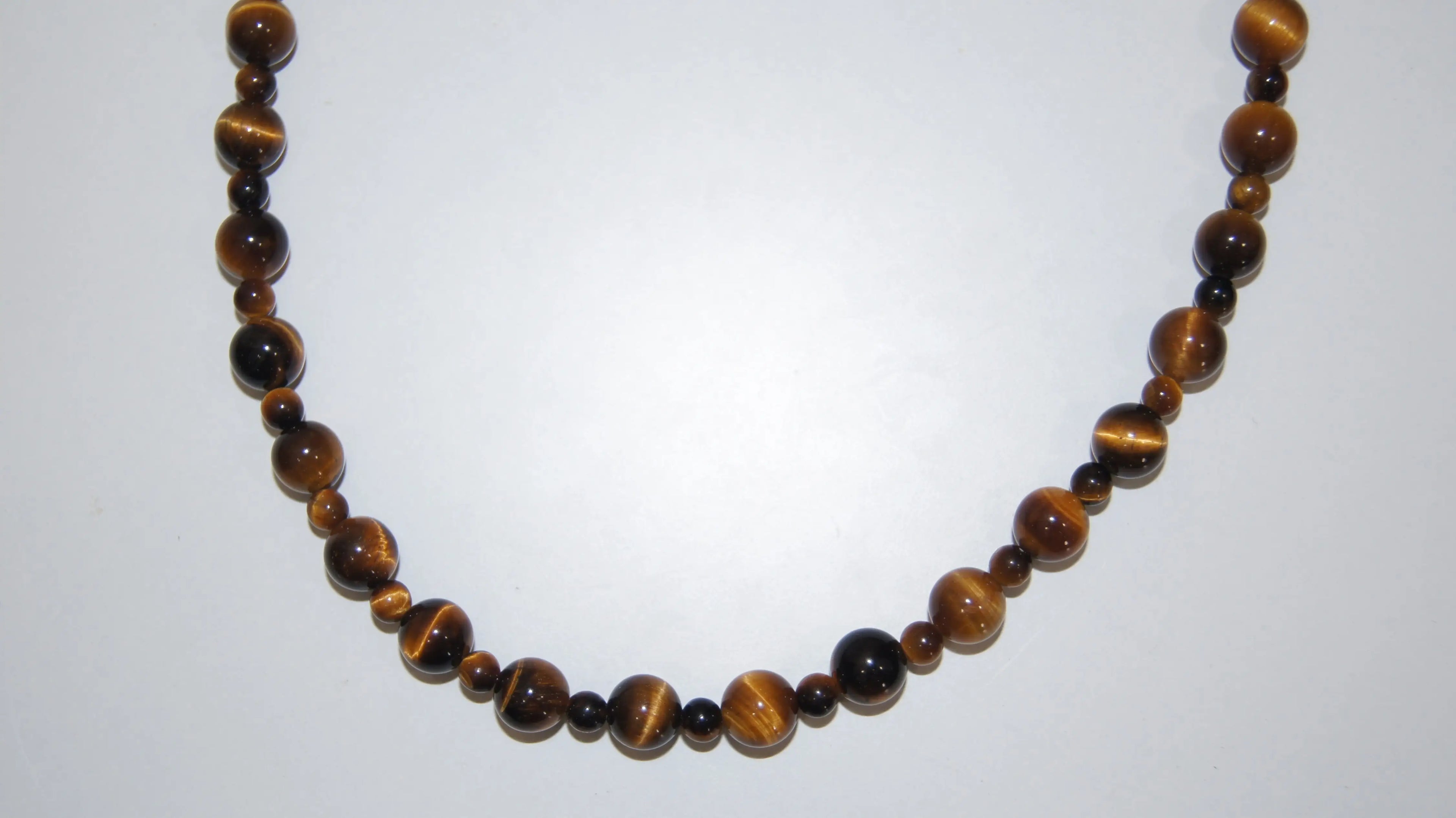 Halskette von LEÑA Kunsthandwerk aus Tigerauge-Perlen (8 mm & 4 mm) mit Silber (925) Verschluss