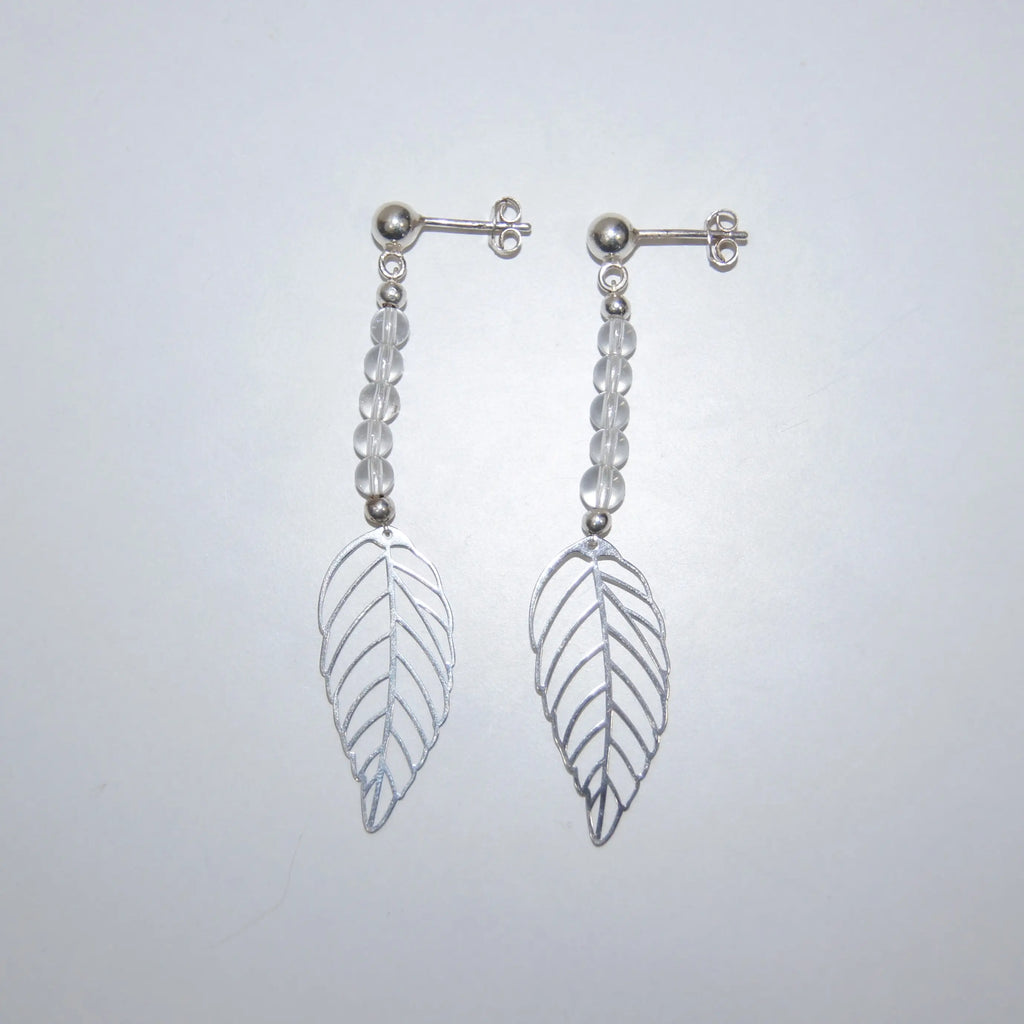LEÑA Kunsthandwerk Ohrringe aus Bergkristall-Perlen und Silber (925) Blatt-Charm, Made in Austria