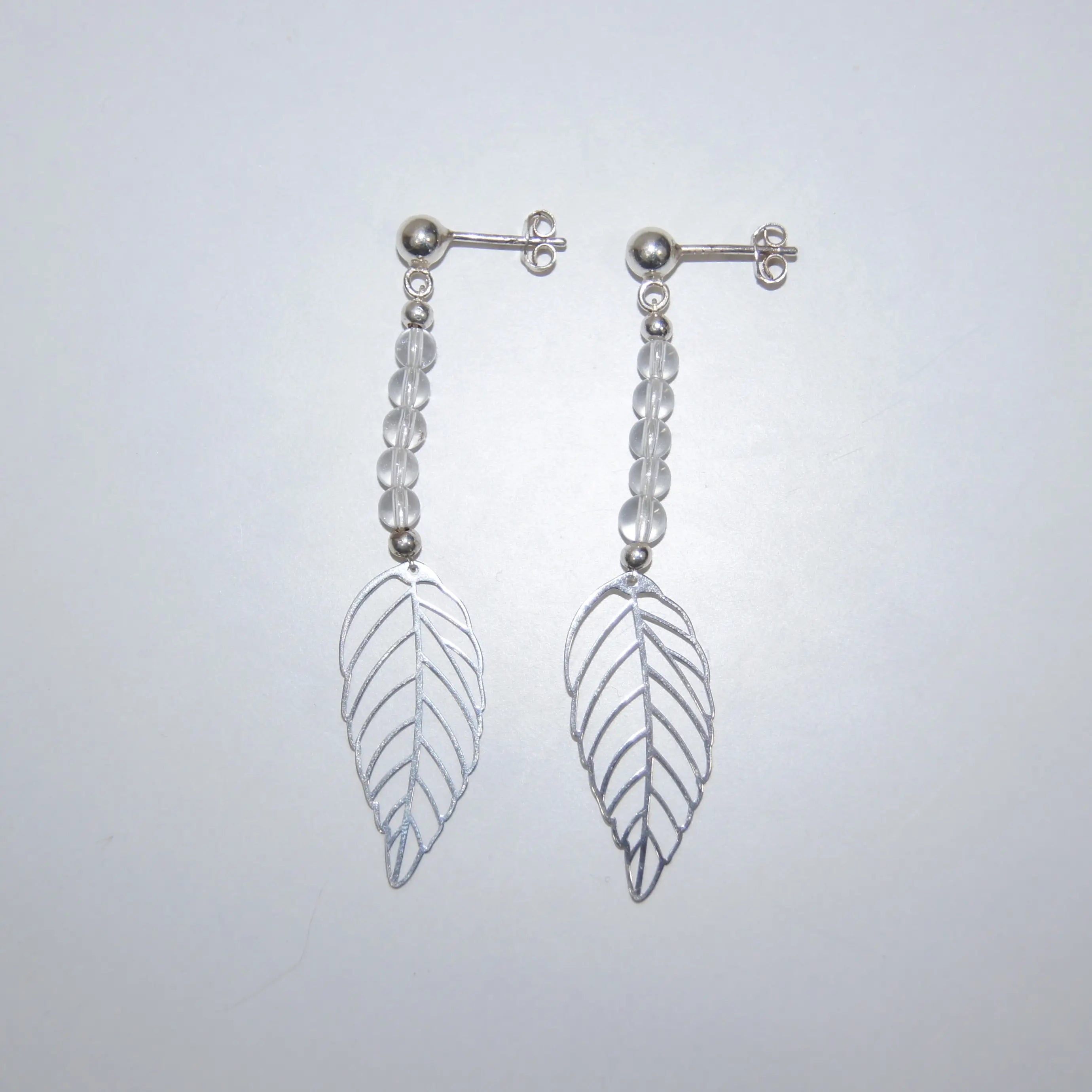 LEÑA Kunsthandwerk Ohrringe aus Bergkristall-Perlen und Silber (925) Blatt-Charm, Made in Austria