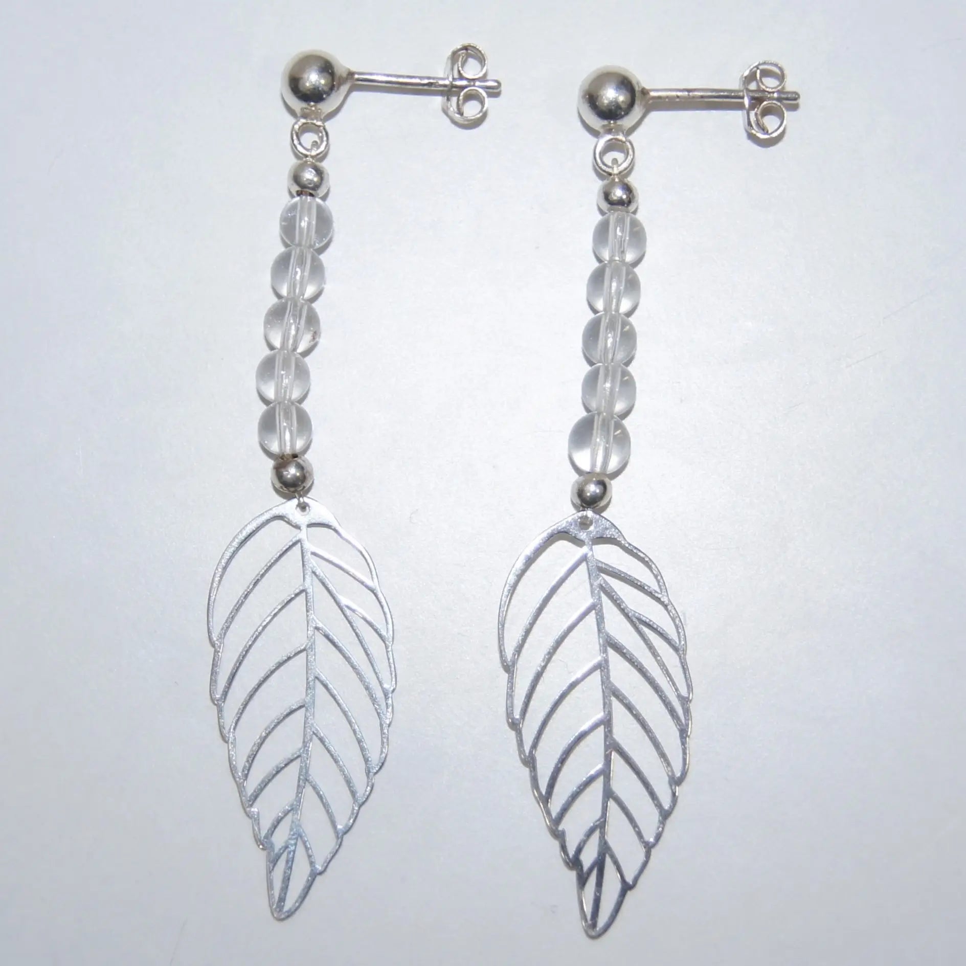 LEÑA Kunsthandwerk Ohrringe aus Bergkristallperlen und Silber (925) Blatt-Charm, Made in Austria