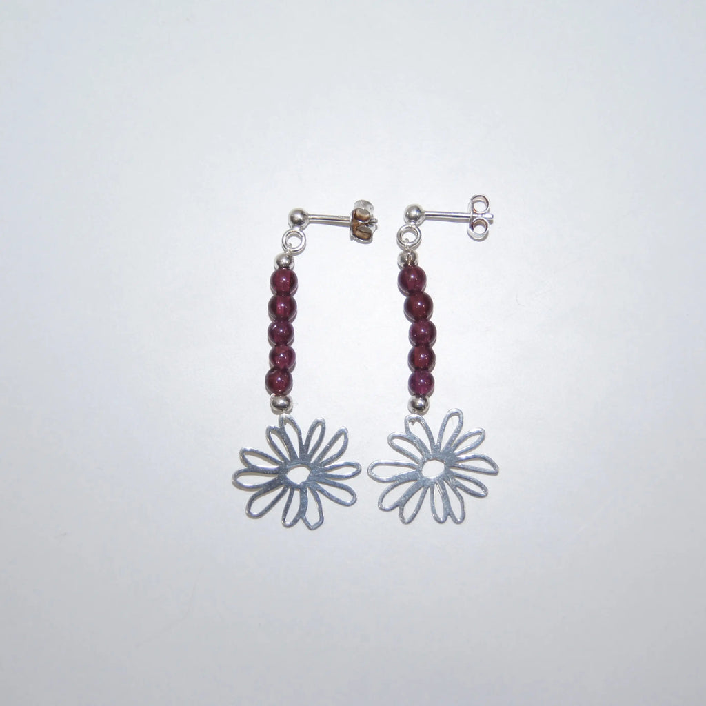 LEÑA Kunsthandwerk Ohrstecker aus 925er Silber mit Granatperlen und Blumen-Charm, Made in Austria