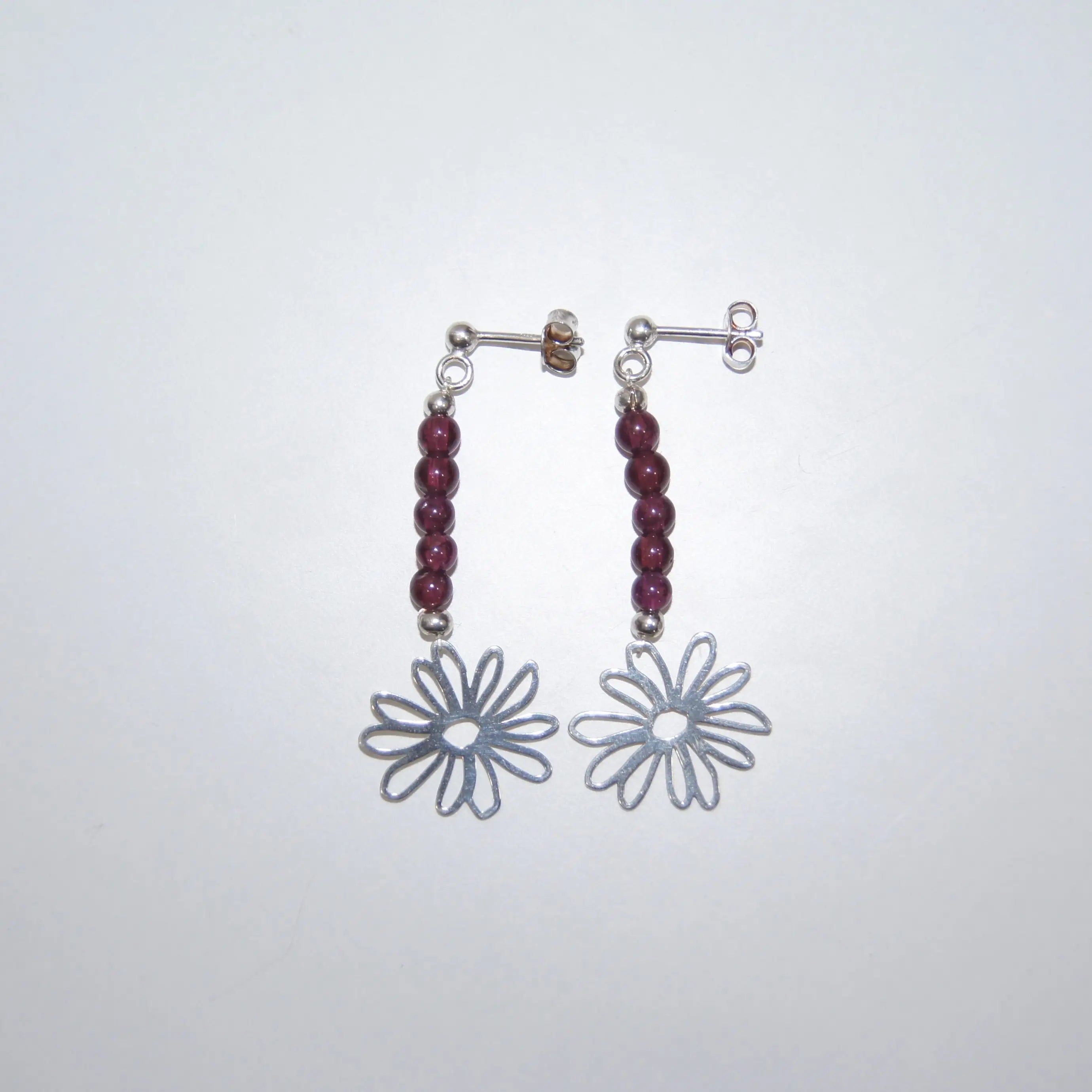 LEÑA Kunsthandwerk Ohrstecker aus 925er Silber mit Granatperlen und Blumen-Charm, Made in Austria