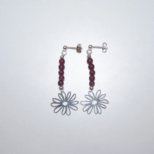 LEÑA Kunsthandwerk Ohrstecker aus 925er Silber mit Granatperlen und Blumen-Charm, Made in Austria