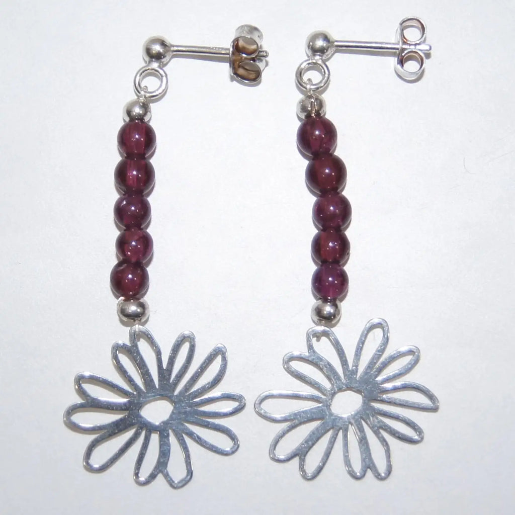 LEÑA Kunsthandwerk Ohrstecker aus 925er Silber mit Granat-Perlen und Blumen-Charm, Made in Austria
